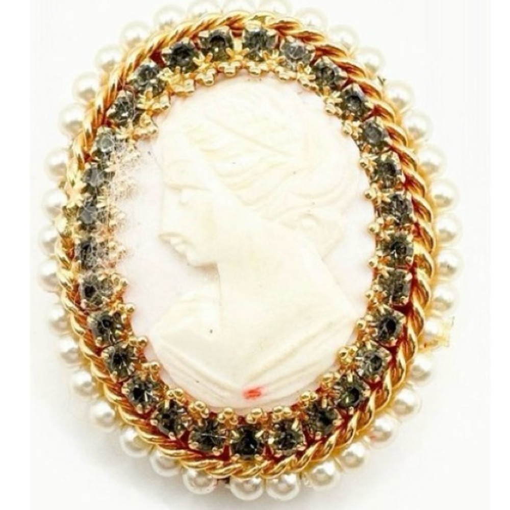 Vintage Hobe Cameo Pendant - LOOK‎ READ
